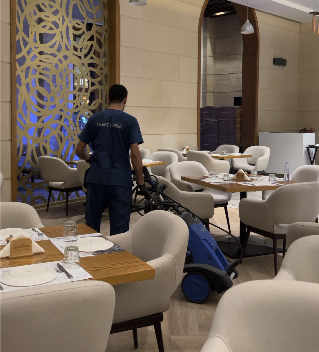 حماية كراسي مطعم بتقنية النانو من سمارت فابريك